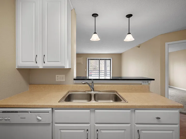 Sterling Ponds Apartments — Photo 4