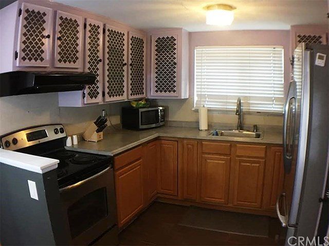 Roomy kitchen with upgraded lower cabinets
