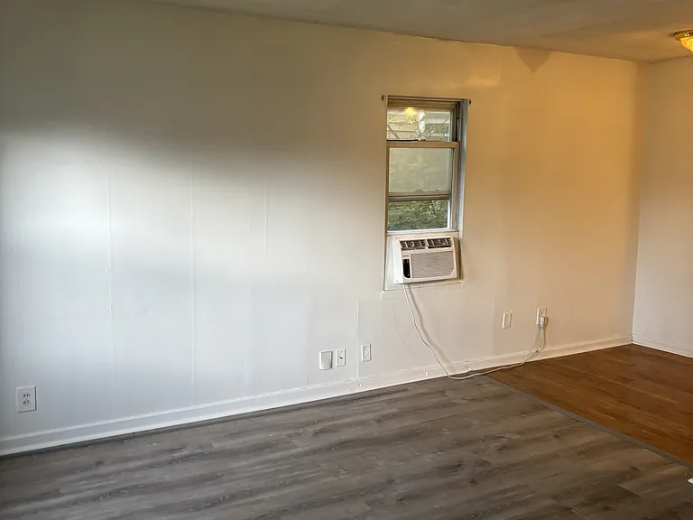 1738 N Poplar Ave — Photo 5
