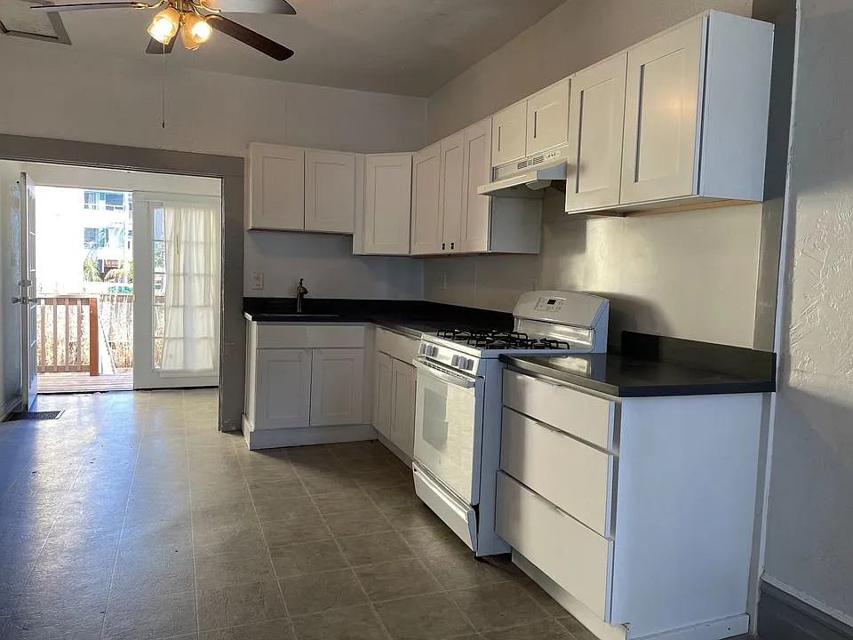 2 bed, 1000 sqft, $5,490 — Photo 4