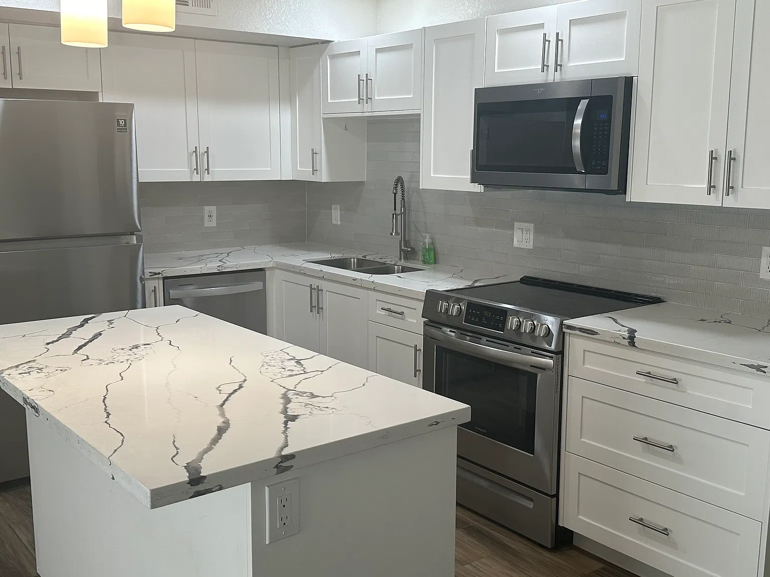 3 bed, 1274 sqft, $2,200 — Photo 2