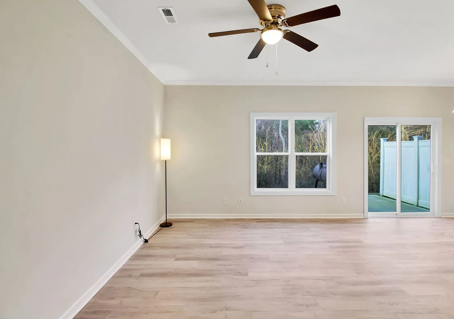 Newer Construction, 3 Bedroom Townhome! — Photo 4