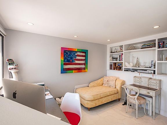 Ocean-view den/office with bookcase, chaise, farmhouse desk and iMac for your use!