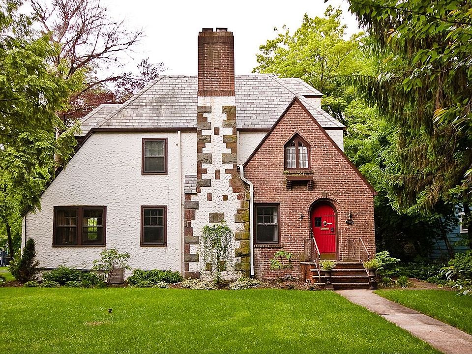 1st image of 102 W Montrose Ave