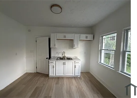2 bed, $1,000 — Photo 2