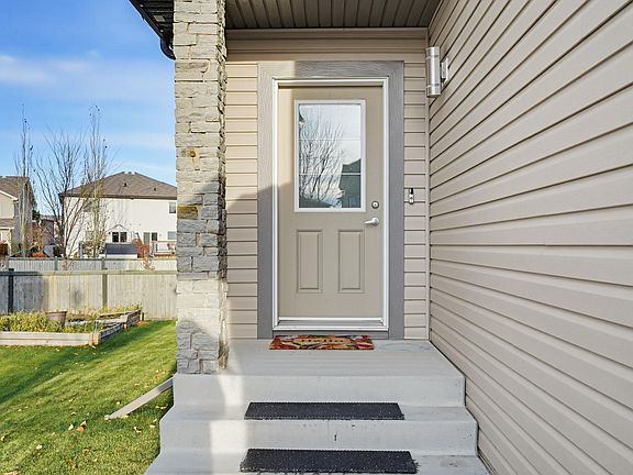 5th image of 729 175a St SW