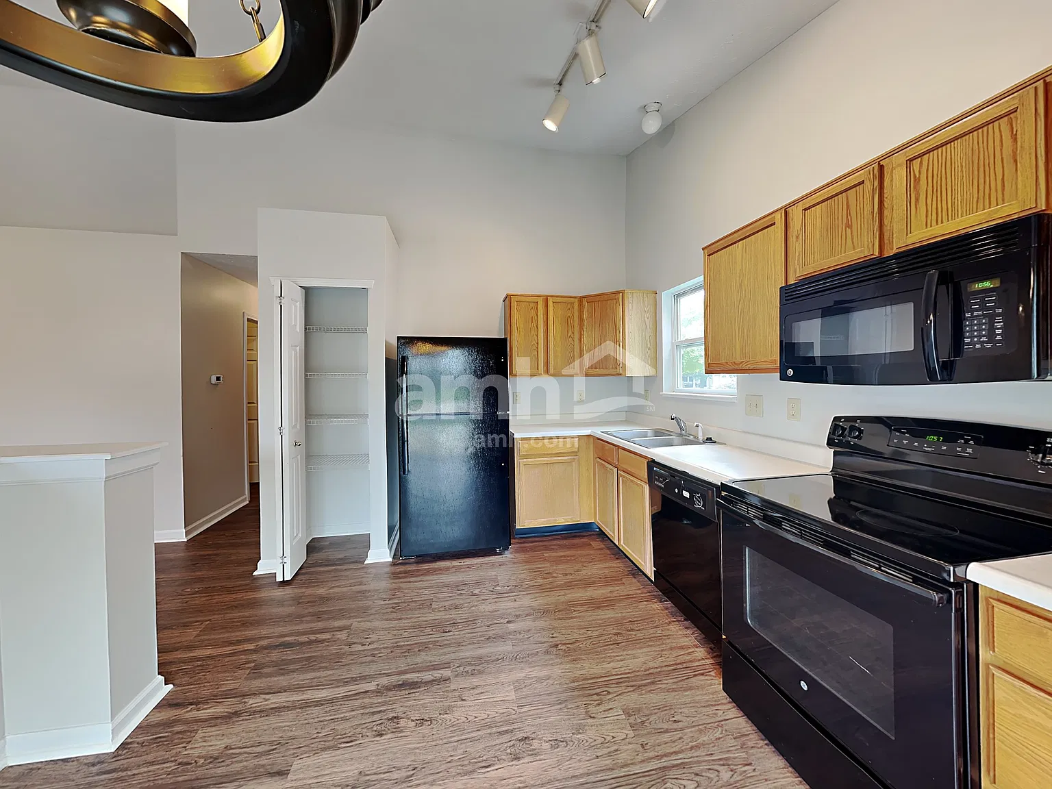 3 bed, 2.0 bath, 1271 sqft, $1,740 — Photo 3
