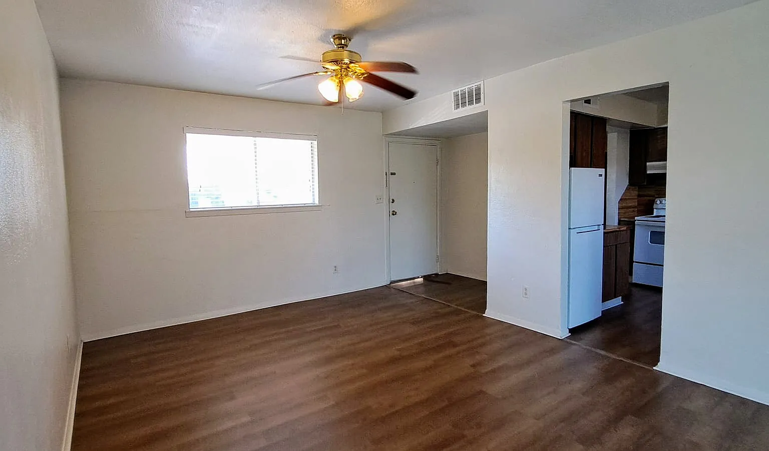 Nice, CLEAN Two Bedroom, One Bathroom Apartment for Lease — Photo 3