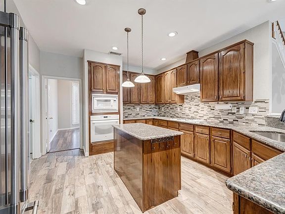 2nd image of 2300 Sherwood Dr