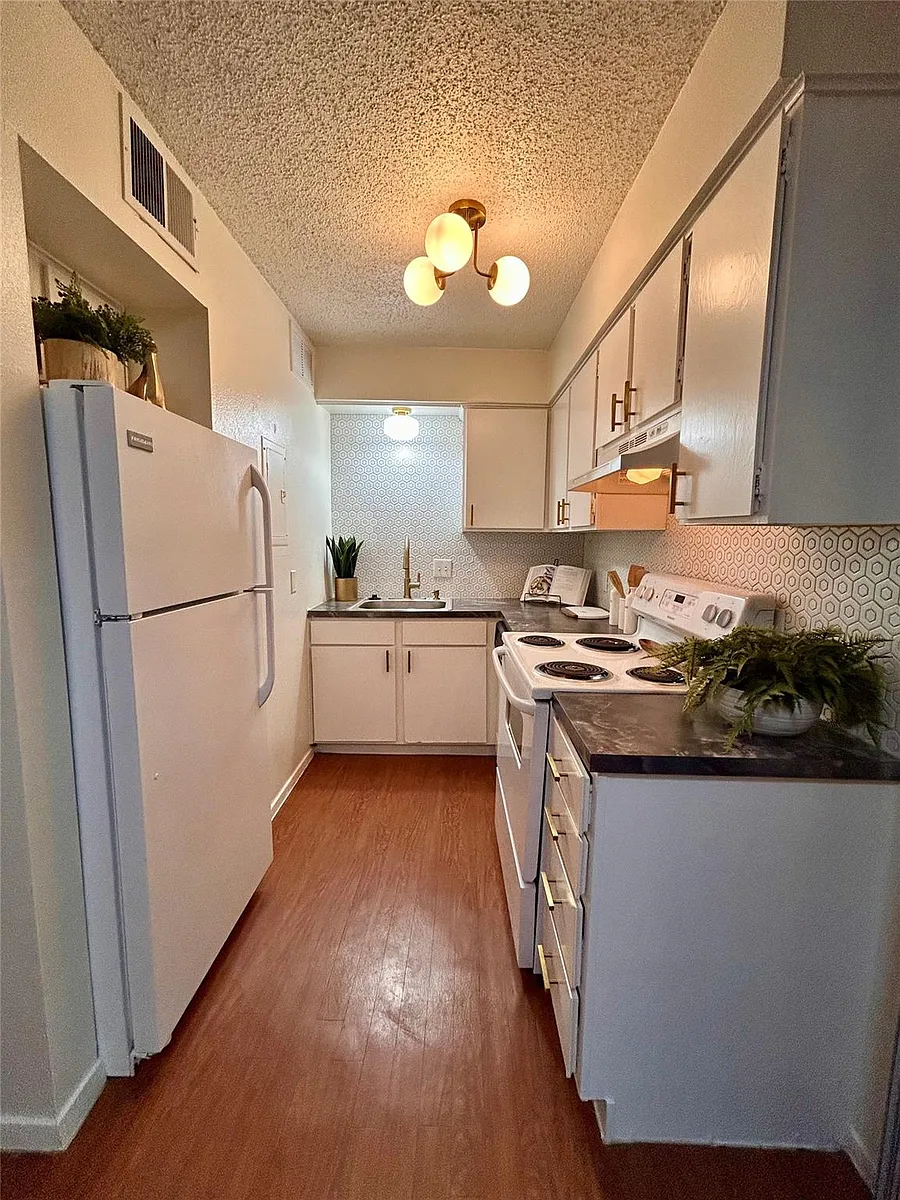 Building Photo - 4209 Avenue B #205