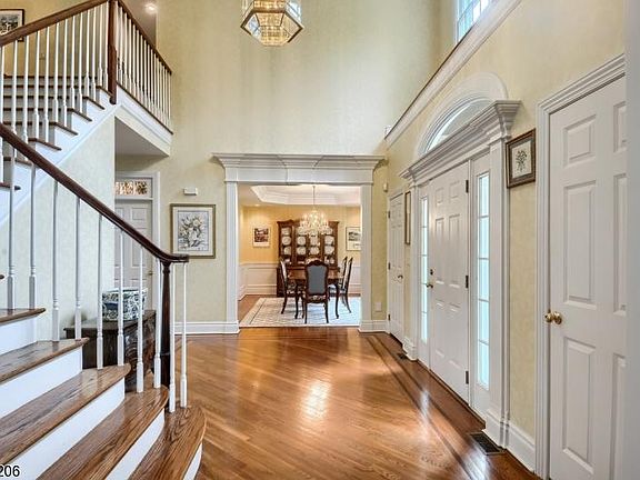3rd image of 14 Royal Oak Dr