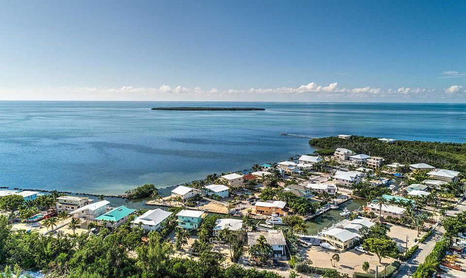 The best views in the Florida Keys! The home overlooks both a bonefish flat as well as Tavernier Key. Island and water views amaze from the living room, dining room, master bedroom, and master shower.