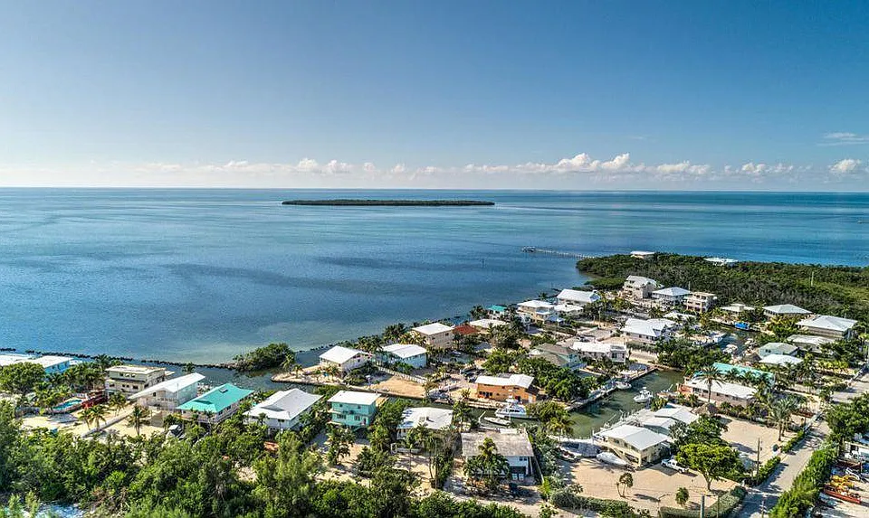 The best views in the Florida Keys! The home overlooks both a bonefish flat as well as Tavernier Key. Island and water views amaze from the living room, dining room, master bedroom, and master shower.