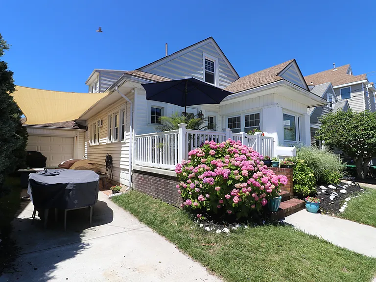 220 N Douglas Ave — Photo 1