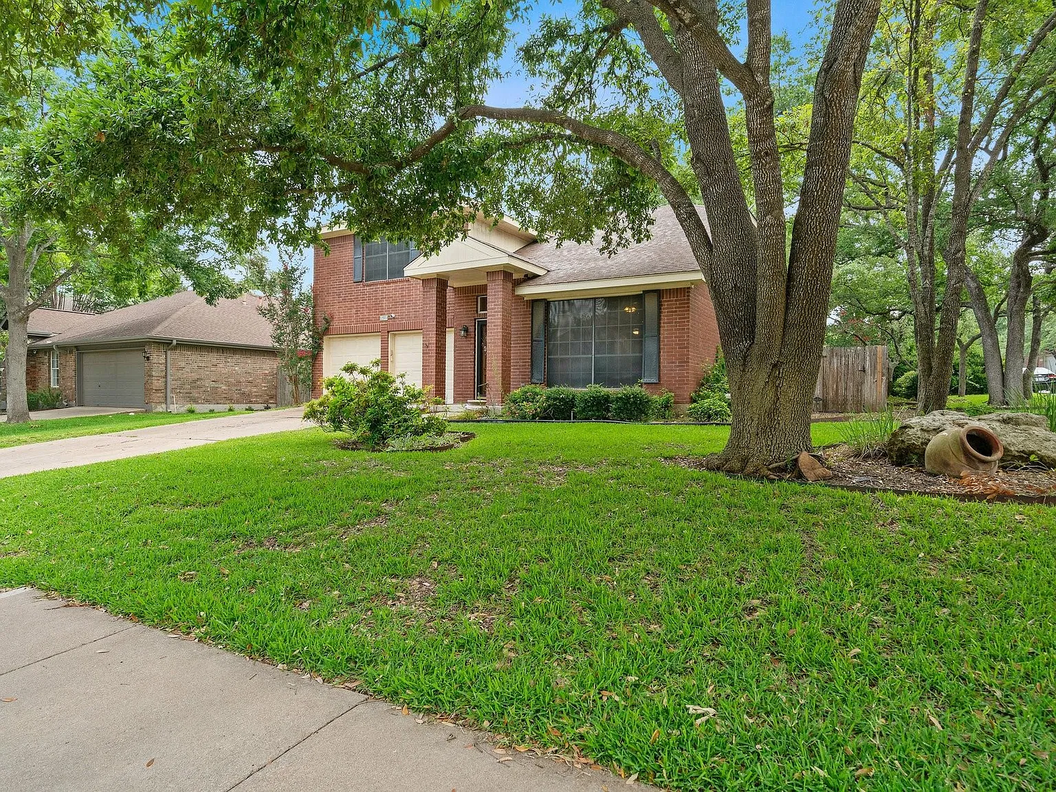 4 bed, 2.5 bath, 2325 sqft, $2,800 — Photo 3