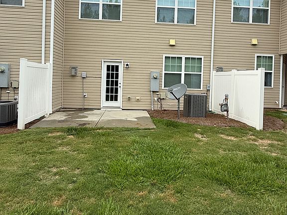 3rd image of 2752 Sawbridge Ln