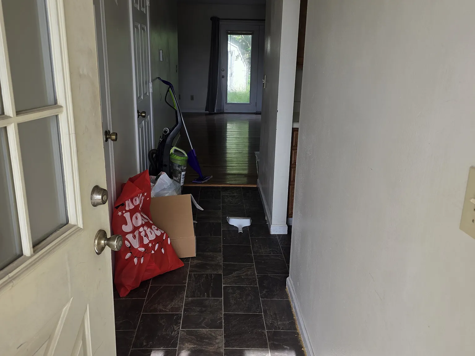 3 bed, 1.5 bath, 1260 sqft, $1,600 — Photo 2