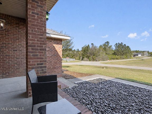 4th image of 6 E Deerwood Dr