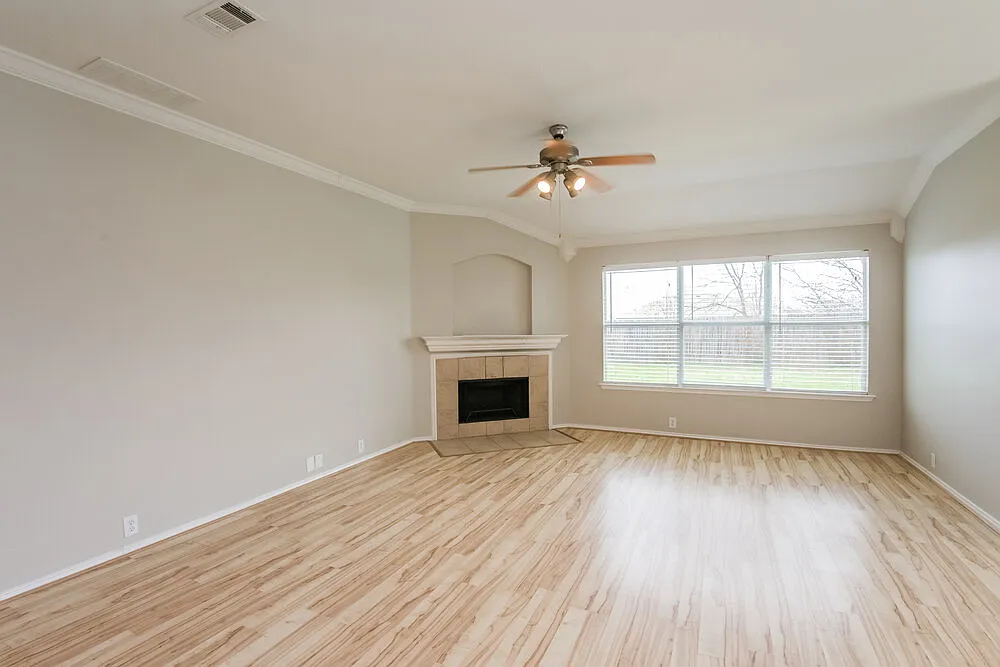 3 bed, 2.0 bath, 1761 sqft, $2,115 — Photo 3