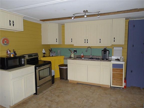 Good-sized eat-in kitchen.
