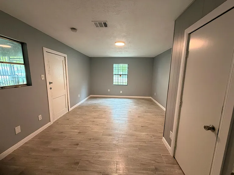 222 E John Alber Rd — Photo 17
