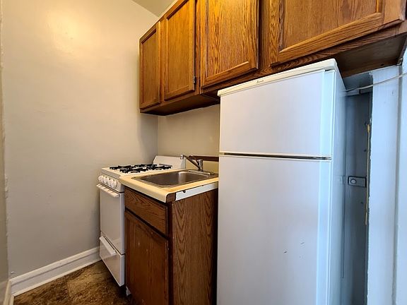 5th image of 2827 N Burling St APT 302