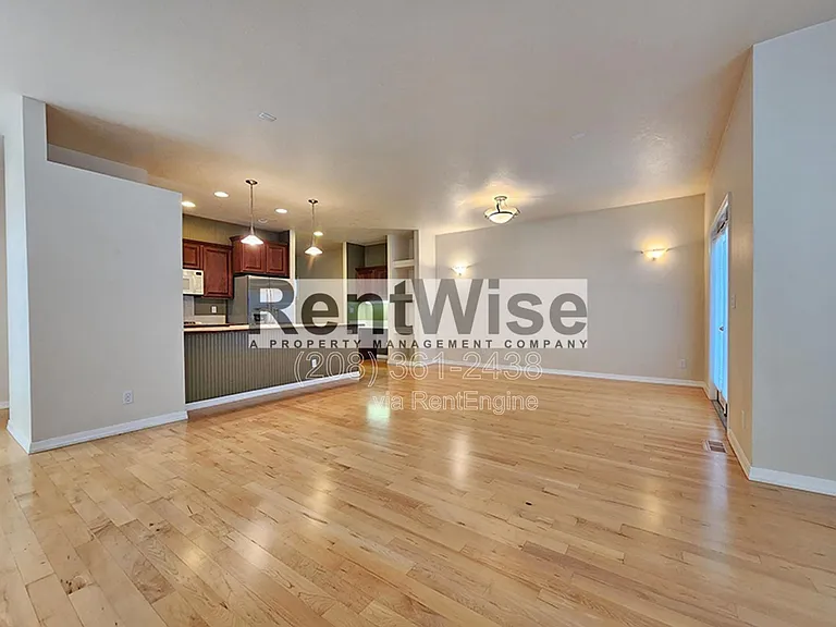 318 W Highland St — Photo 4