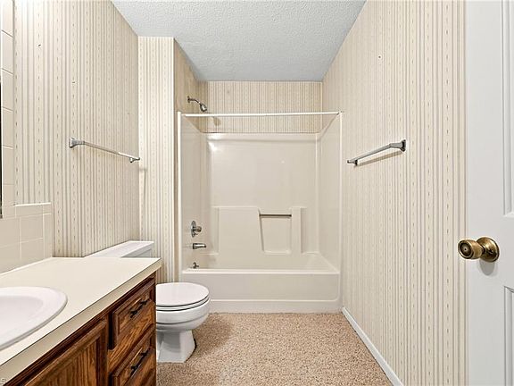 4th image of 203 Olde Vineyard Ct