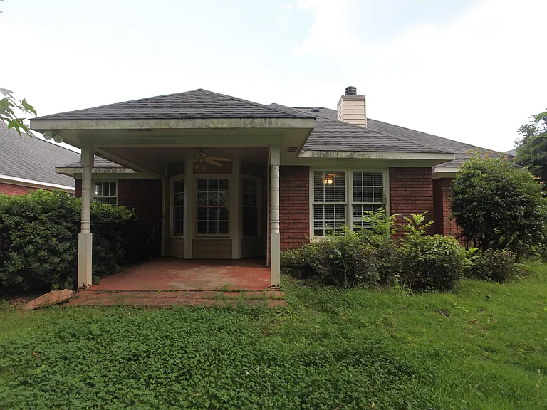 1704 Stone Pointe Dr — Photo 1