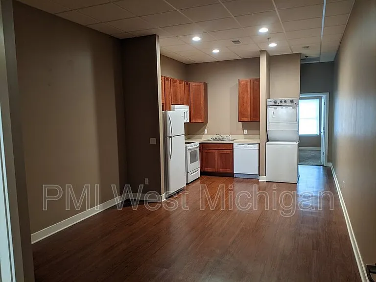 620 S Broadway St #4 — Photo 4