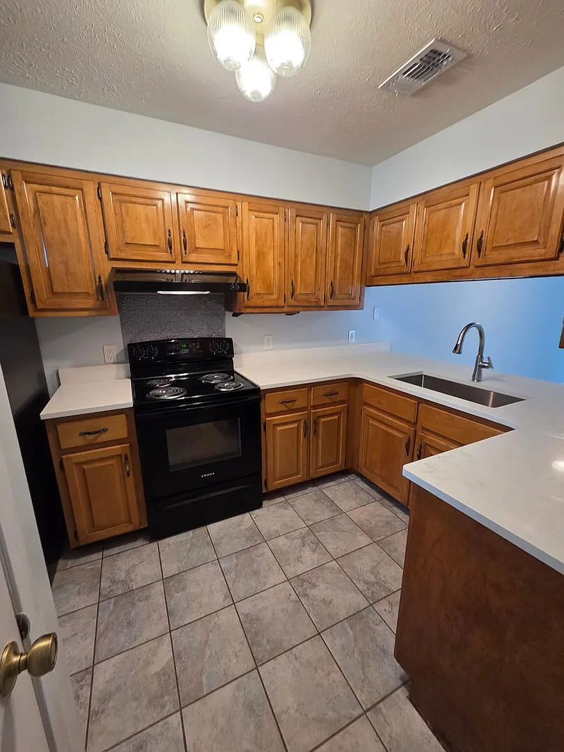 Newly Renovated Townhome Near Grand Lagoon In Pcb! *Specail: 1/2 Off 1st Month's Rent!* — Photo 4