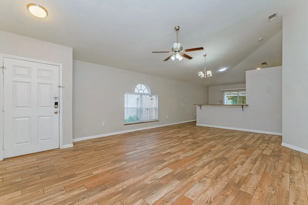 3 bed, 2.0 bath, 1292 sqft, $2,240 — Photo 4