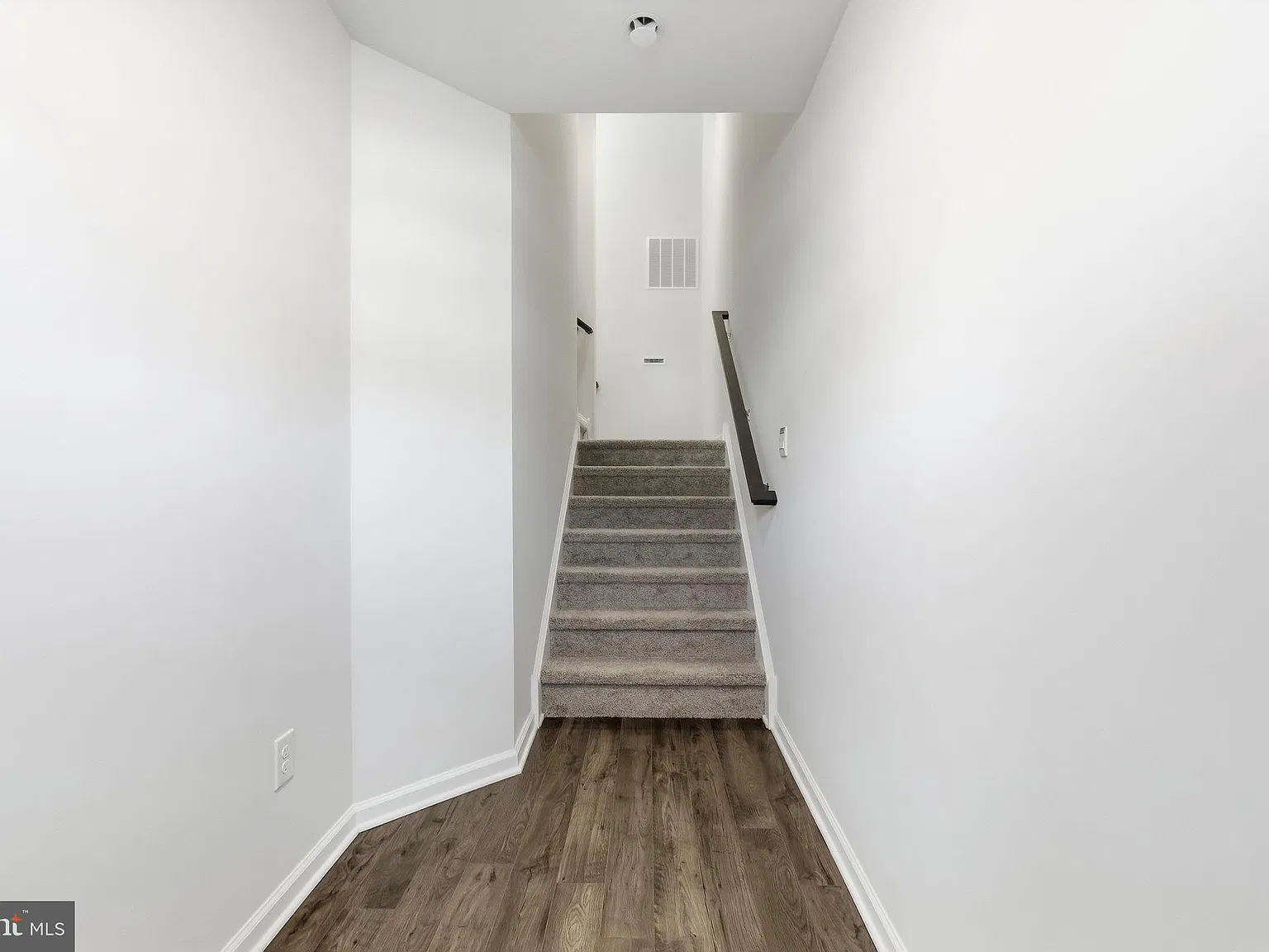 3 bed, 2.5 bath, 2208 sqft, $3,100 — Photo 3