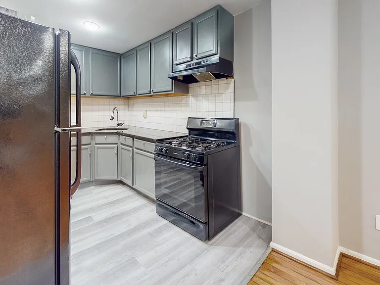 1142 Sargeant St — Photo 10