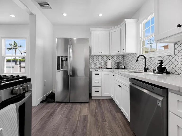 7637 Radford Ave — Photo 4