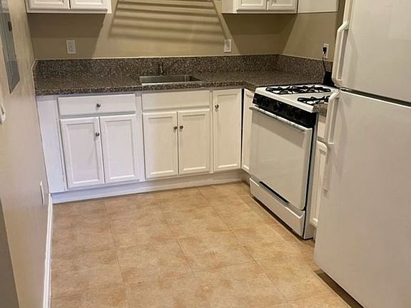 4th image of 520 3/4 W 81st St