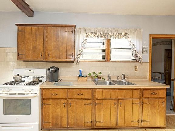 2nd image of 1032 Somerset Ave