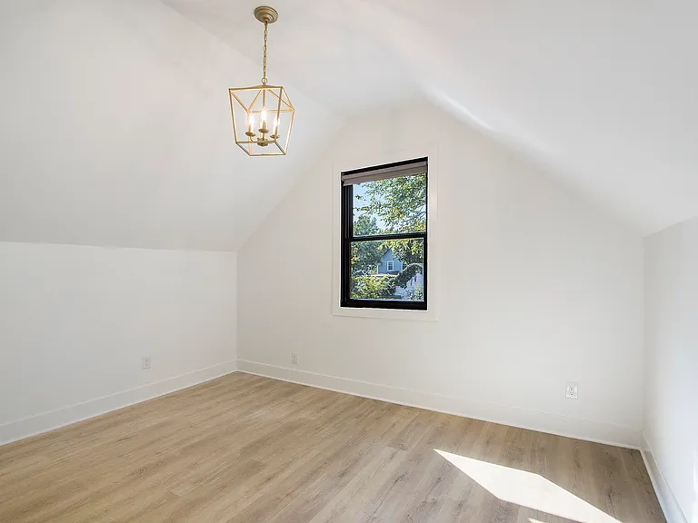723 McCourtie St — Photo 13