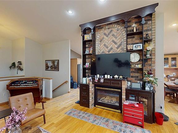 4th image of 833 Peters AVENUE