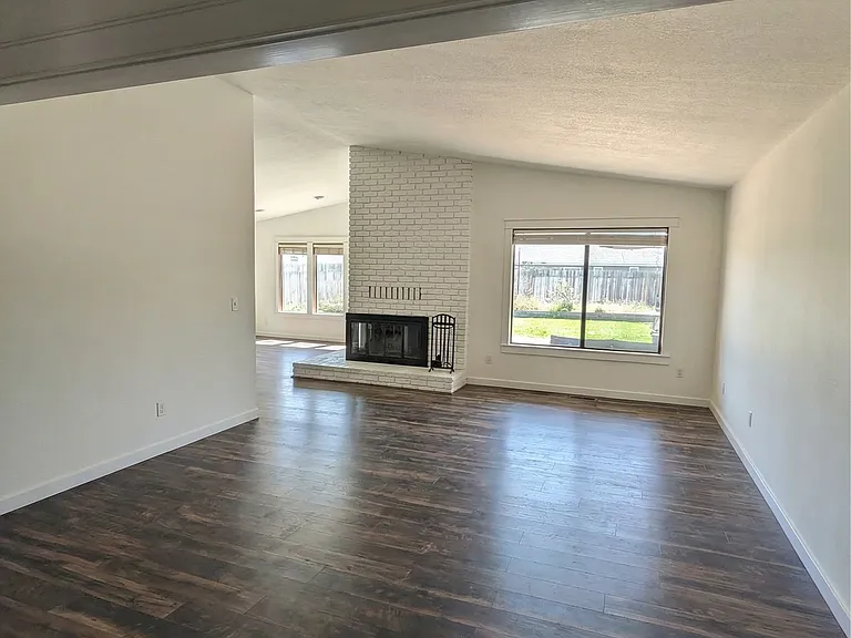 725 W Division Ave — Photo 4