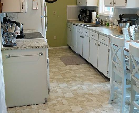 Eat-in kitchen