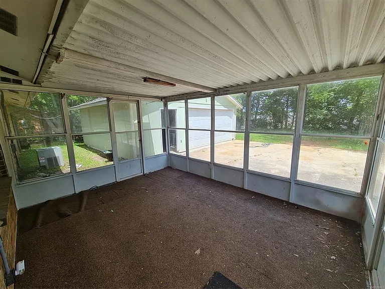 516 Lawndale Ln — Photo 12
