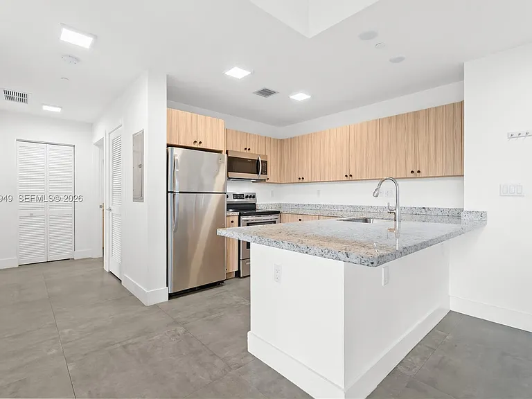 2010 SW 25th Ter #203 — Photo 10