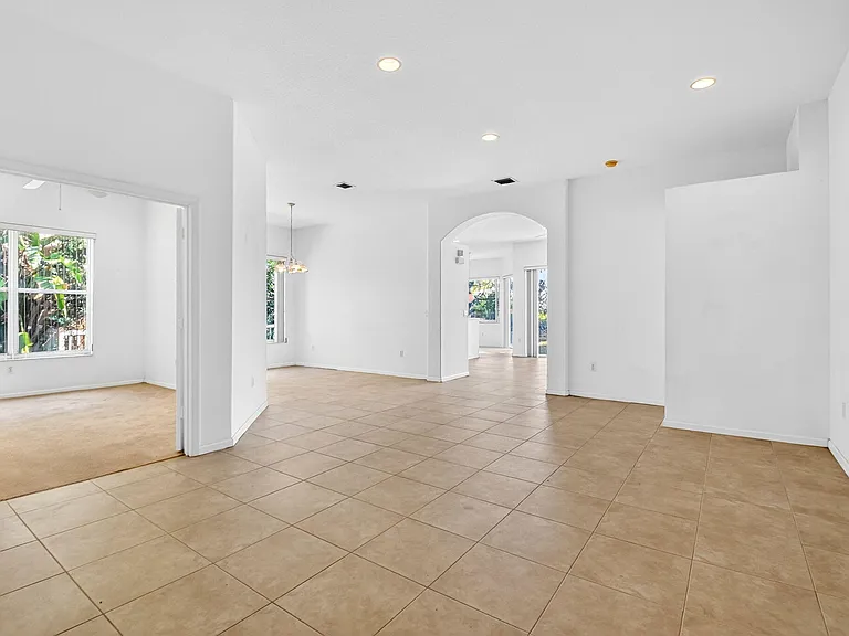 2431 Westmont Dr — Photo 7