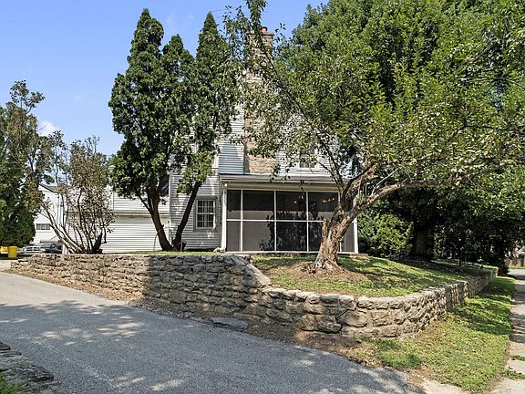 4th image of 1401 Surrey Ln