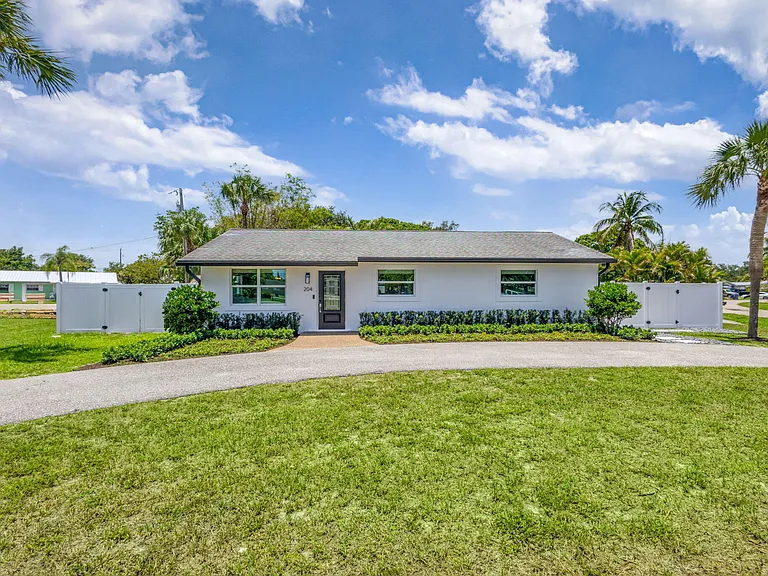 204 W Whitney Dr — Photo 1