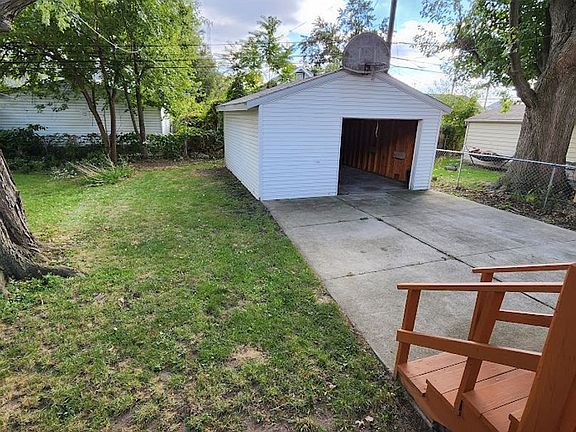 4th image of 1040 Rosewood St