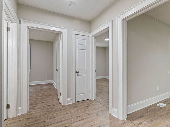 4th image of 207 Windsor Dr