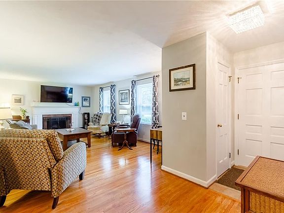 5th image of 104 Oak Manor Cres