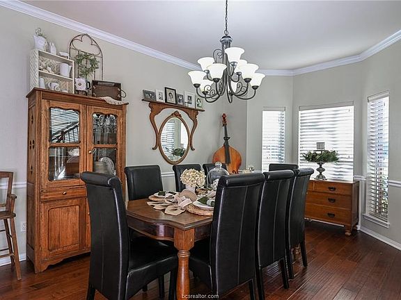 3rd image of 1723 Starling Dr